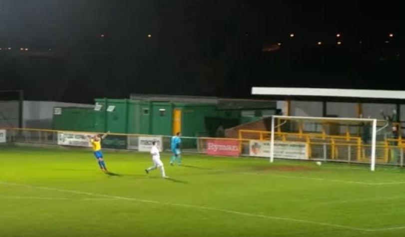 [VIDEO] Increíble gol por efecto del viento en Thurrock-Romford, de Inglaterra