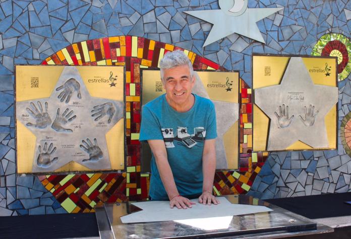 Jorge González estampa sus manos en el Paseo de las Estrellas de Movistar Arena