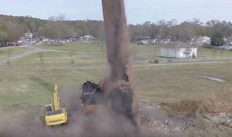 [VIDEO] Operador de excavadora se salva de milagro tras colapso de chimenea de 48 metros