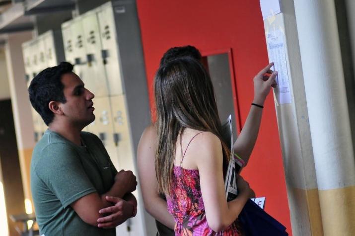 Estudiantes reconocen sala a un día de la PSU 2015