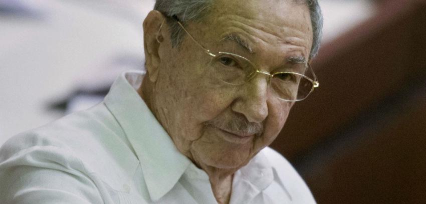 Raúl Castro apoya a Maduro tras caer "en extraordinaria batalla" electoral