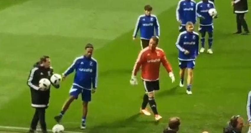 [VIDEO] Ronaldinho deja un nuevo caño de aquellos... ¡y a un utillero!