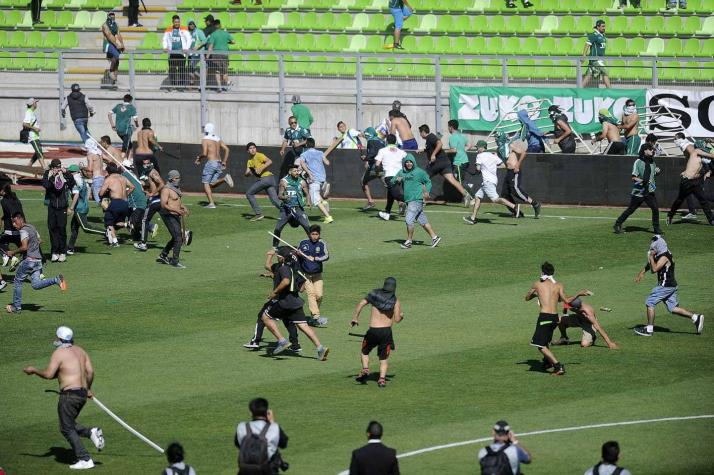 Gobierno ordena el regreso temporal de Carabineros a los estadios de fútbol