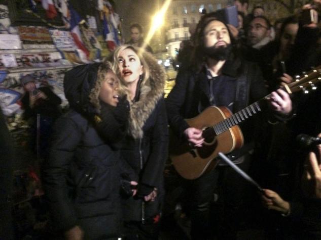 Madonna improvisa un show en las calles de París en favor de las víctimas de los atentados