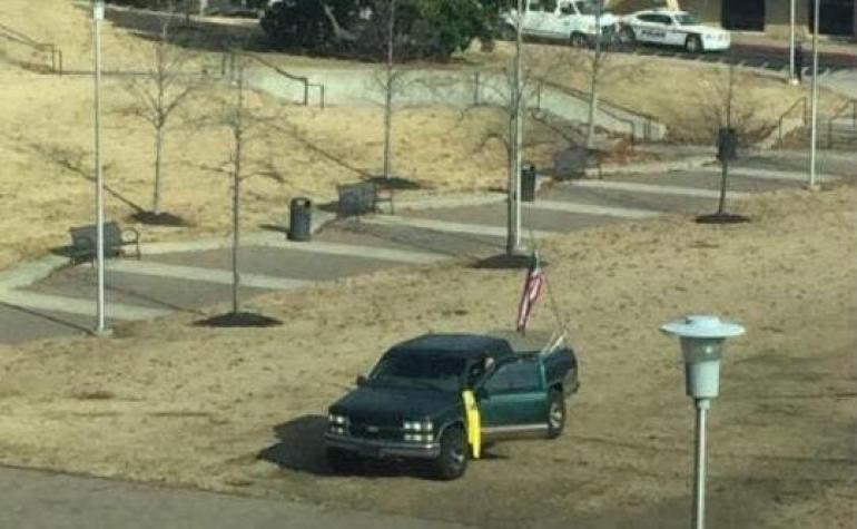 Hombre que entró armado a una universidad en EEUU es rodeado por la policía