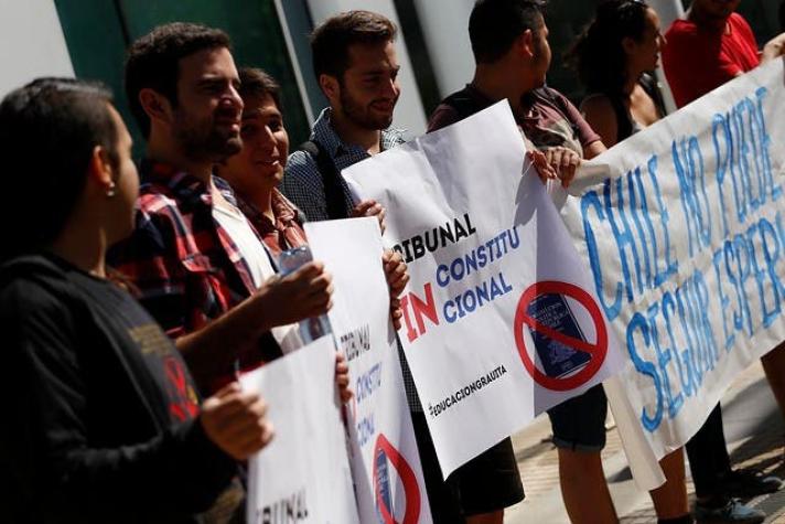 Estudiantes protestan contra el Tribunal Constitucional por acoger recurso que objeta gratuidad