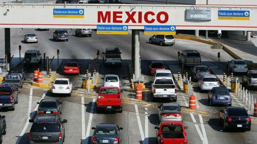 El puente que permite aterrizar en México y salir a la calle en EE.UU.