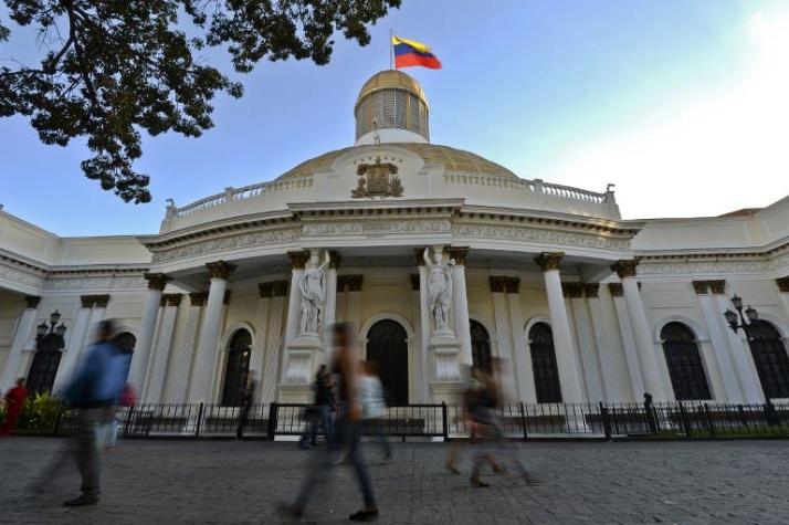 Chavistas amplían sesiones parlamentarias antes de ceder control a oposición