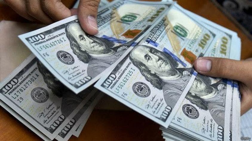 Dólar baja casi 10 pesos y experimenta su mayor descenso en casi cuatro meses