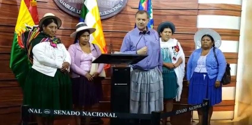 Presidente del Senado de Bolivia viste una falda andina, en desagravio a la mujer indígena