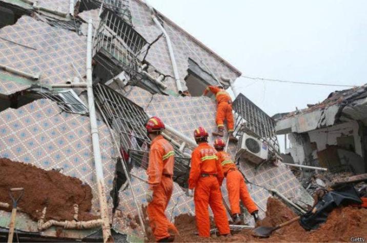 22 edificios se derrumban por alud en un parque industrial del sur de China