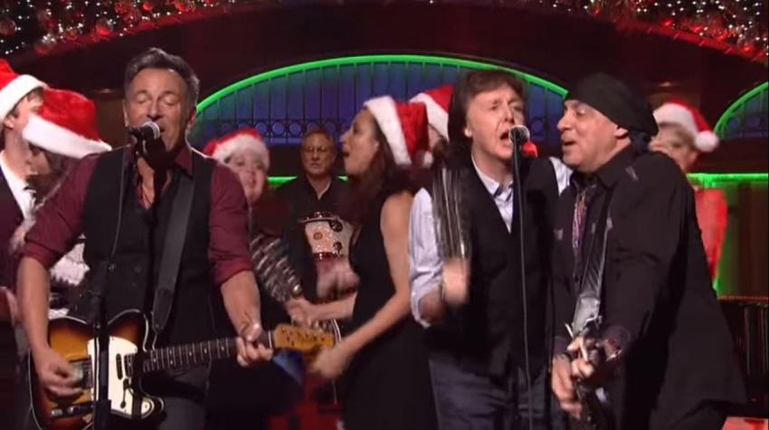 [VIDEO] Bruce Springteen y Paul McCartney se unen para interpretar canción navideña