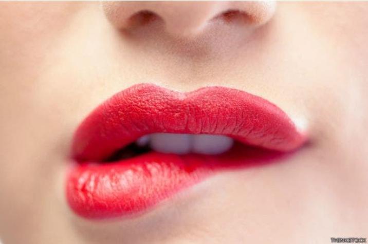 Los riesgos del dilatador de labios por succión, la última moda estética en internet