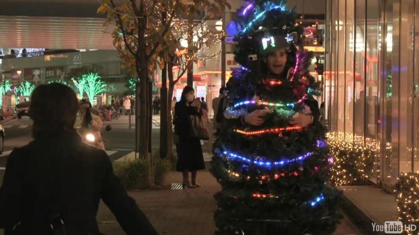 [VIDEO] Hombre se pasea por Tokio con el mejor disfraz navideño