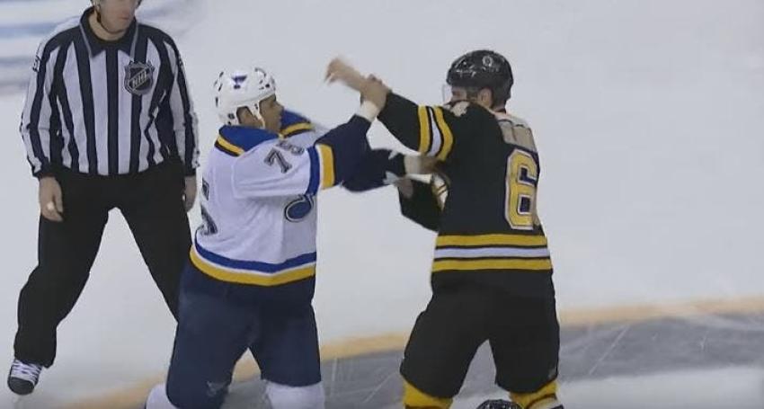 [VIDEO] Espíritu navideño: Relator canta villancico en medio de una pelea de hockey sobre hielo