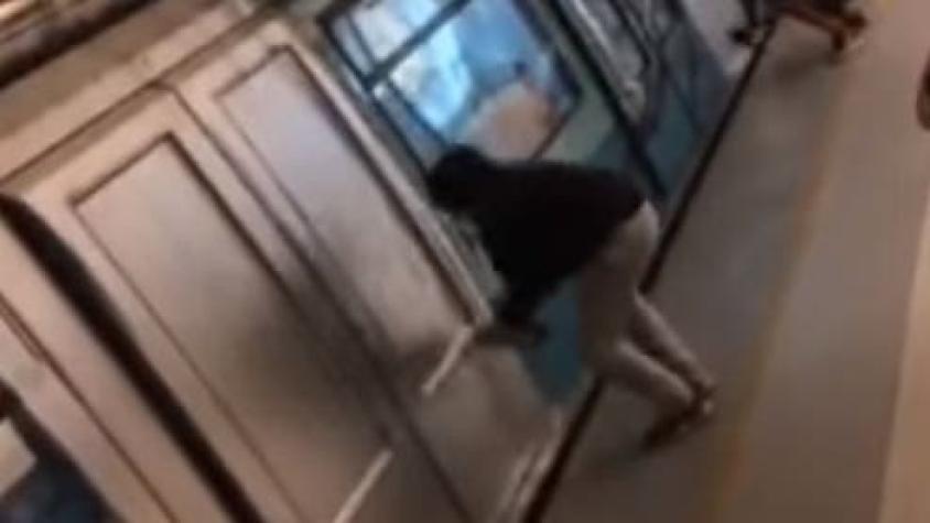 [VIDEO] Encapuchados realizan agresivo ataque en estación de la Línea 5 del metro