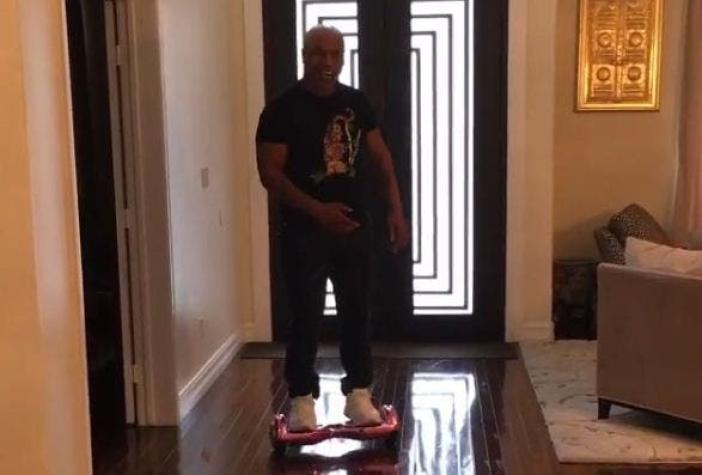 [VIDEO] ¡Papelón! Mike Tyson se cayó en un hoverboard