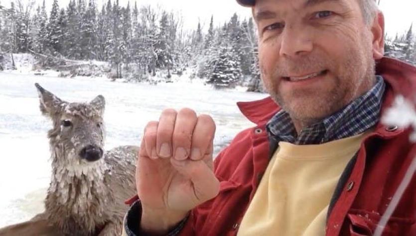[VIDEO] El relato de un sordomudo que explica cómo rescató a un ciervo de congelarse