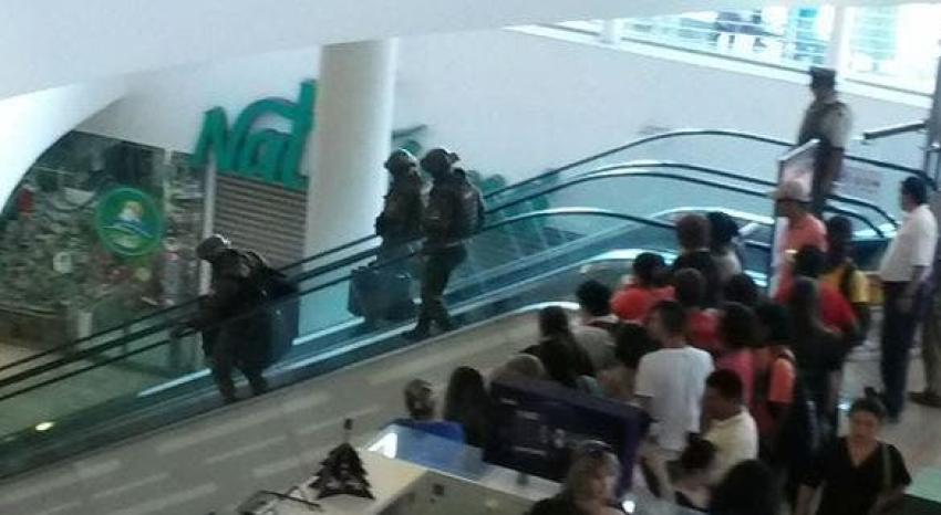 Evacuan Mall Plaza Alameda por aviso de bomba
