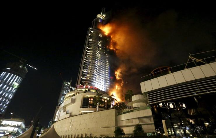 Gigantesco incendio afecta a uno de los rascacielos más altos de Dubái