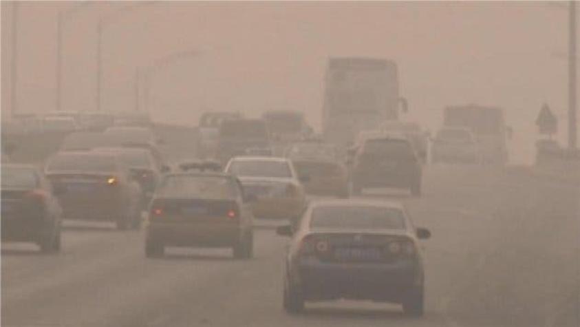 Espesa niebla contaminante cubre Beijing, en alerta roja