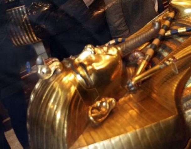 Empleados acusados de reparar con pegamento máscara de Tutankamón enfrentan sanciones