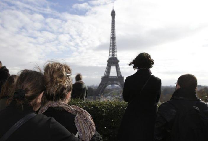 Evacuan seis escuelas en París por amenaza de bomba