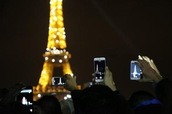 París sigue en pie: La consigna con la que miles de franceses recibieron el 2016