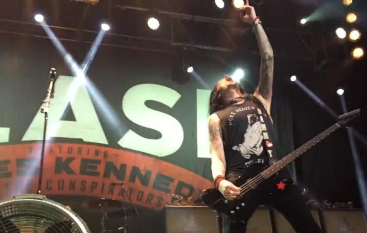 [VIDEO] Slash realiza homenaje póstumo a Lemmy de Motörhead