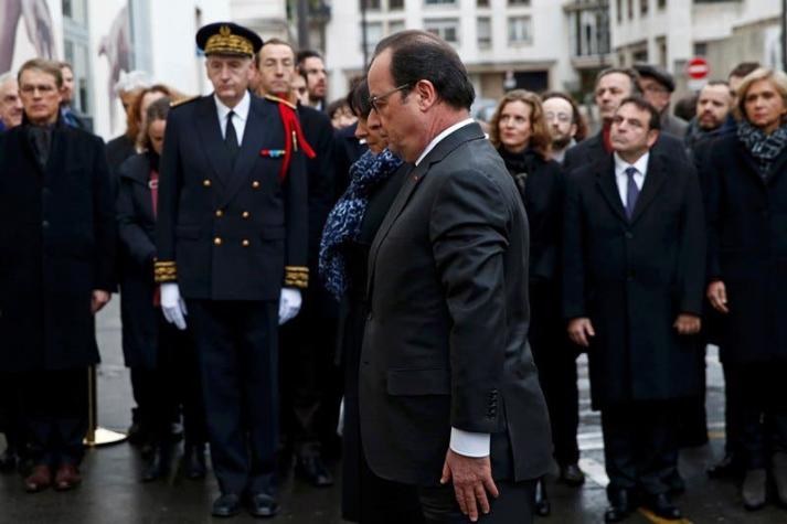 Hollande inaugura placas en recuerdo de víctimas de Charlie Hebdo a un año del atentado