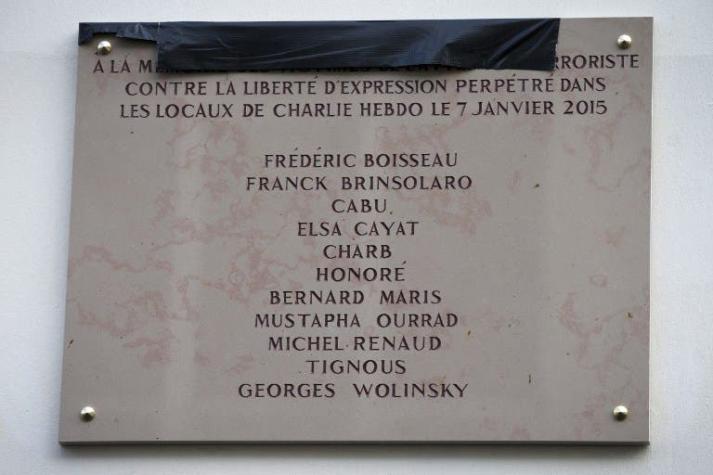 El error ortográfico de la placa recordataria de las víctimas de Charlie Hebdo
