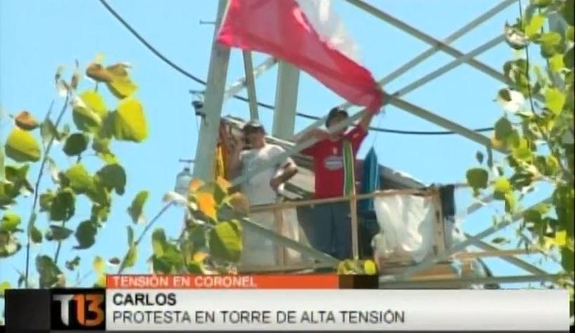Personas protestan desde una torre de alta tensión en Coronel