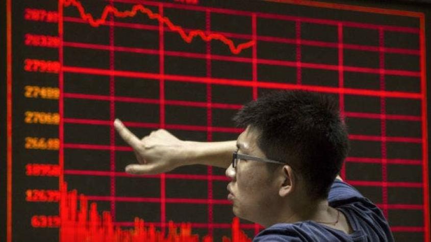 Bolsas chinas vuelven a cerrar anticipadamente por fuerte caída de 7%