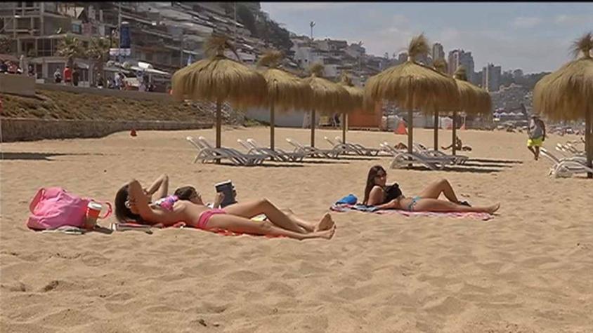 Diputados proponen prohibir el cigarrillo en las playas y piscinas