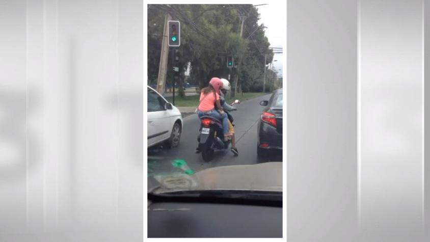 [VIDEO] Automovilista graba peligrosa maniobra con niña en moto