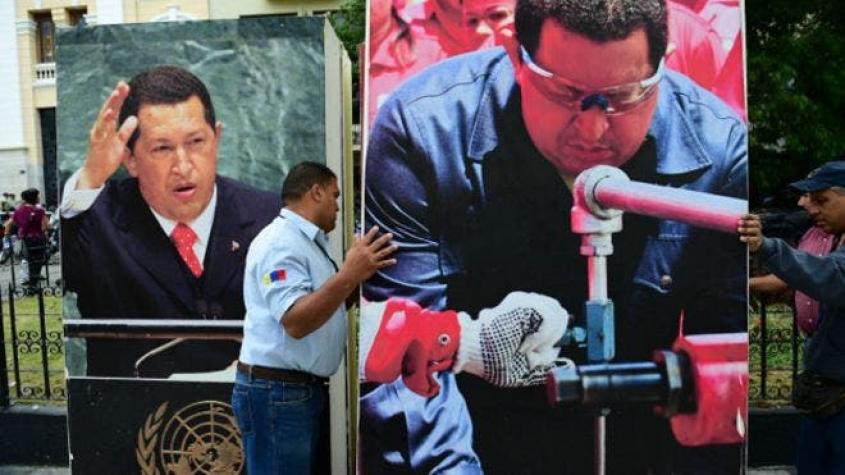 La polémica retirada de los retratos de Hugo Chávez de la Asamblea Nacional de Venezuela