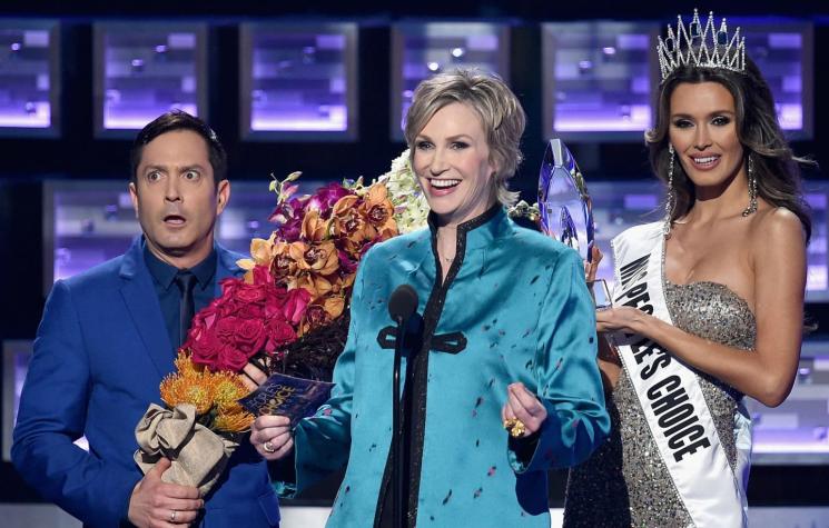 [VIDEO] Comediante Jane Lynch parodia el error de Miss Universo en los People's Choice Awards