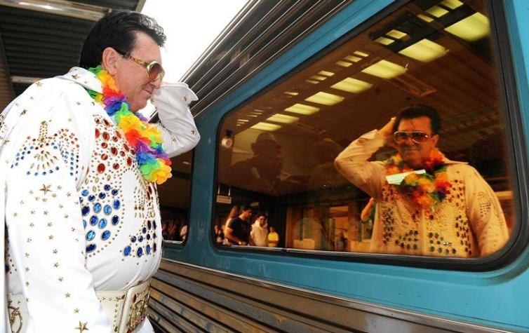 Imitadores de Elvis Presley celebran sus 81 años arriba de un tren