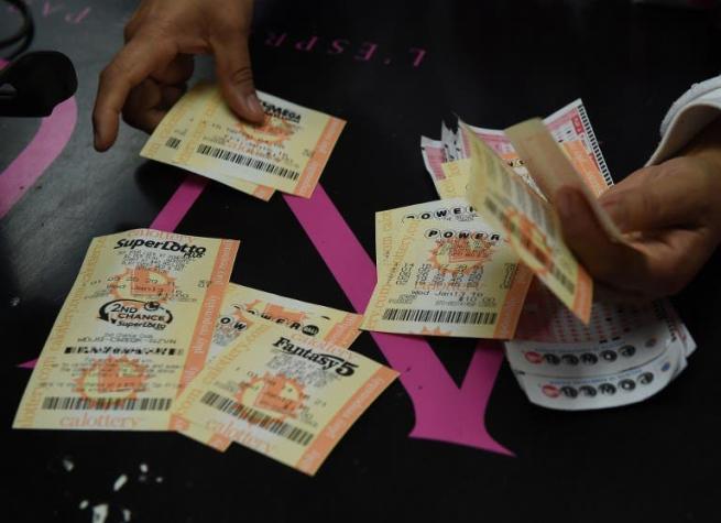 Tres personas se reparten el mayor premio de la historia de una lotería