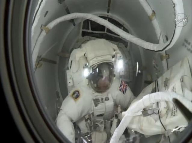 Nasa termina caminata espacial por entrada de agua a casco de astronauta