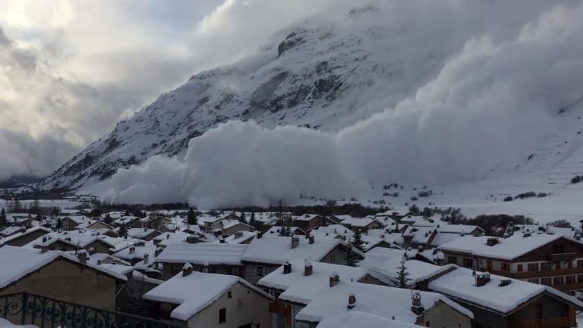 [VIDEO] Aterradora avalancha azotó a un pueblo en los Alpes franceses
