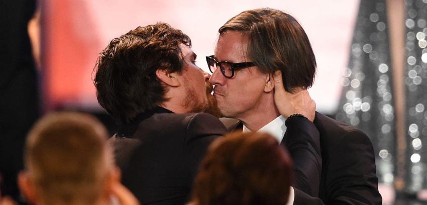 Christian Bale repartió besos en la boca: A su esposa, al director y al guionista de su filme