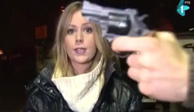 [VIDEO] Hombre muestra su arma delante de reportera durante un despacho en vivo