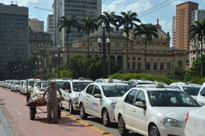 Prohibido usar bermudas y hablar de fútbol: Nuevas normas para taxistas en Sao Paulo