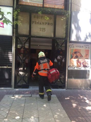 Bomberos trabaja en rescate de cuatro personas atrapadas en un ascensor