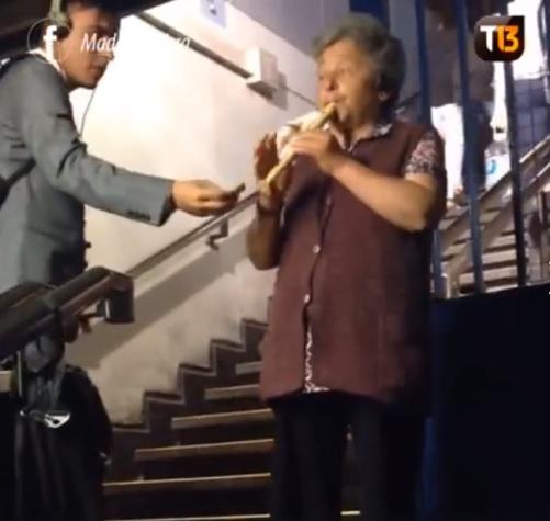 Leonardo Farkas donará dinero a profesora de música que tocaba flauta en el metro