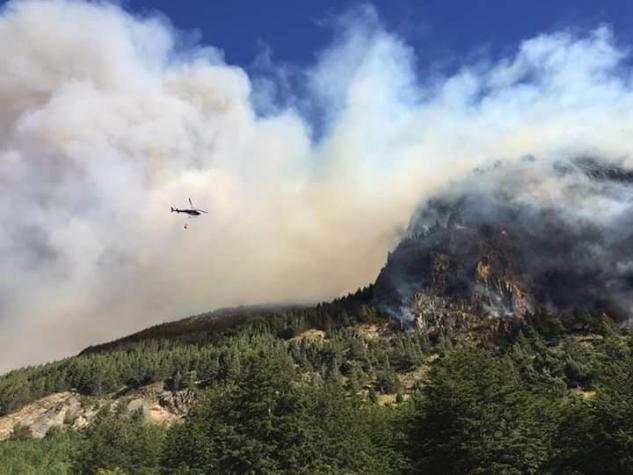 Autoridades de Coyhaique despliegan recursos aéreos y terrestres para controlar el incendio