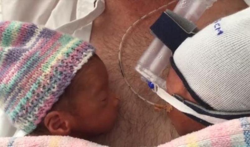 La maravillosa imagen de mellizos prematuros tomados de la mano que conmueve a las redes sociales