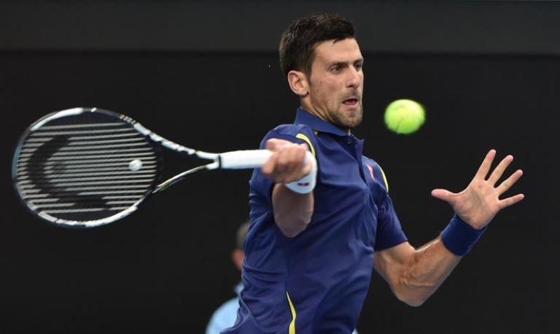 Djokovic alcanza los octavos de Australia y Federer entró en la historia