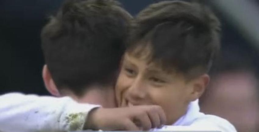 [VIDEO] Niño besa y abraza a Lionel Messi y se lleva la camiseta de su ídolo